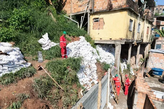 Obra de contenção de encosta em beco do Aglomerado da Serra, em Belo Horizonte