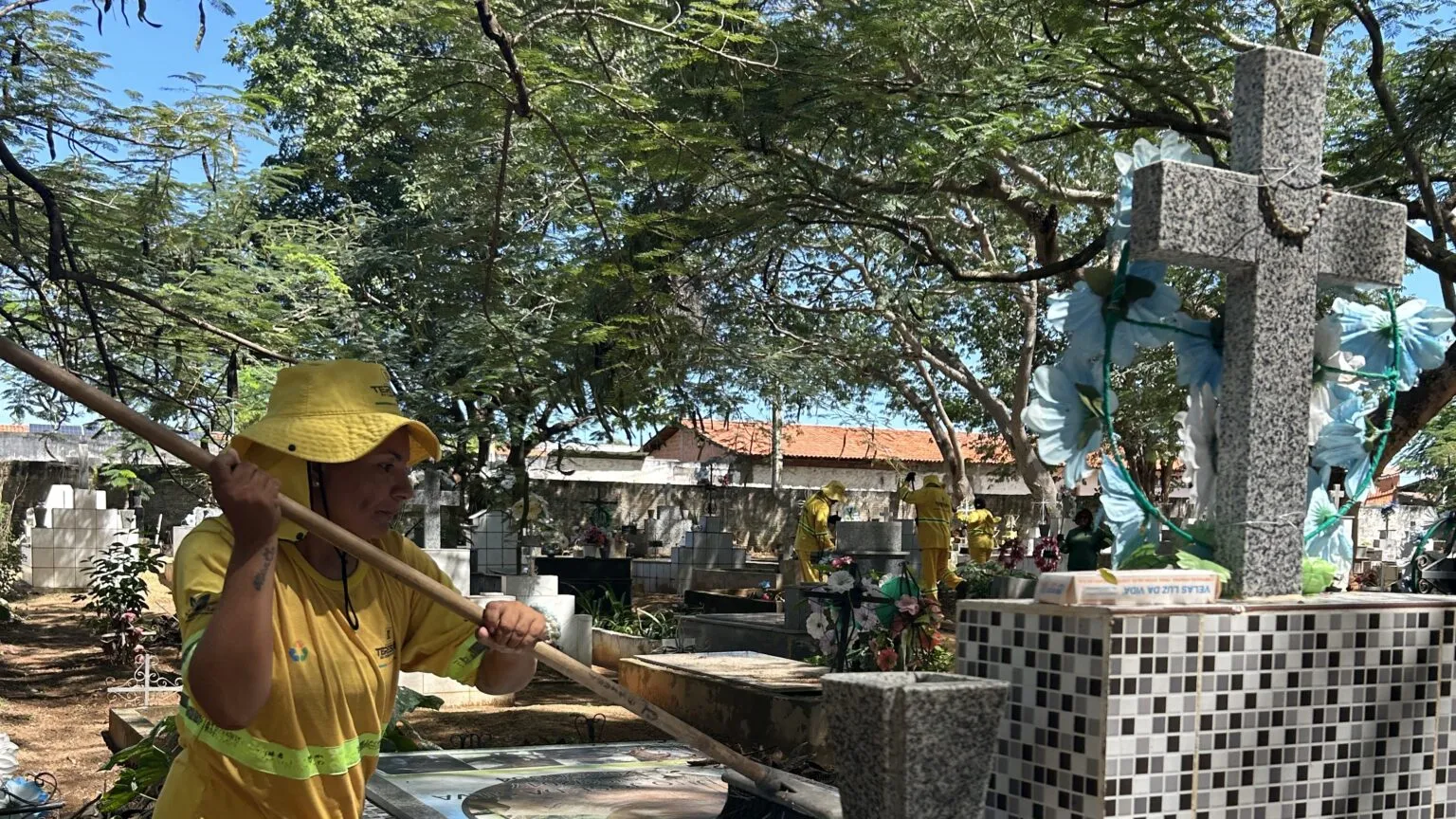 Teresina intensifica limpeza de cemitérios para o Dia de Finados.