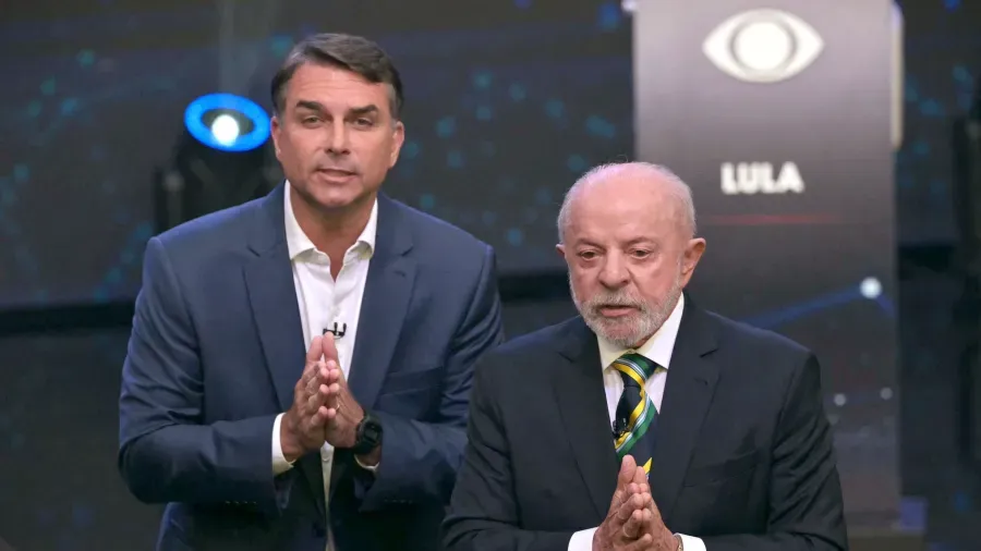 O debate entre Lula (PT) e Flávio Bolsonaro (PL) foi marcado por troca de acusações e discussões sobre corrupção, segurança pública, economia e relações internacionais, além de cobranças sobre investigações e propostas para o país.