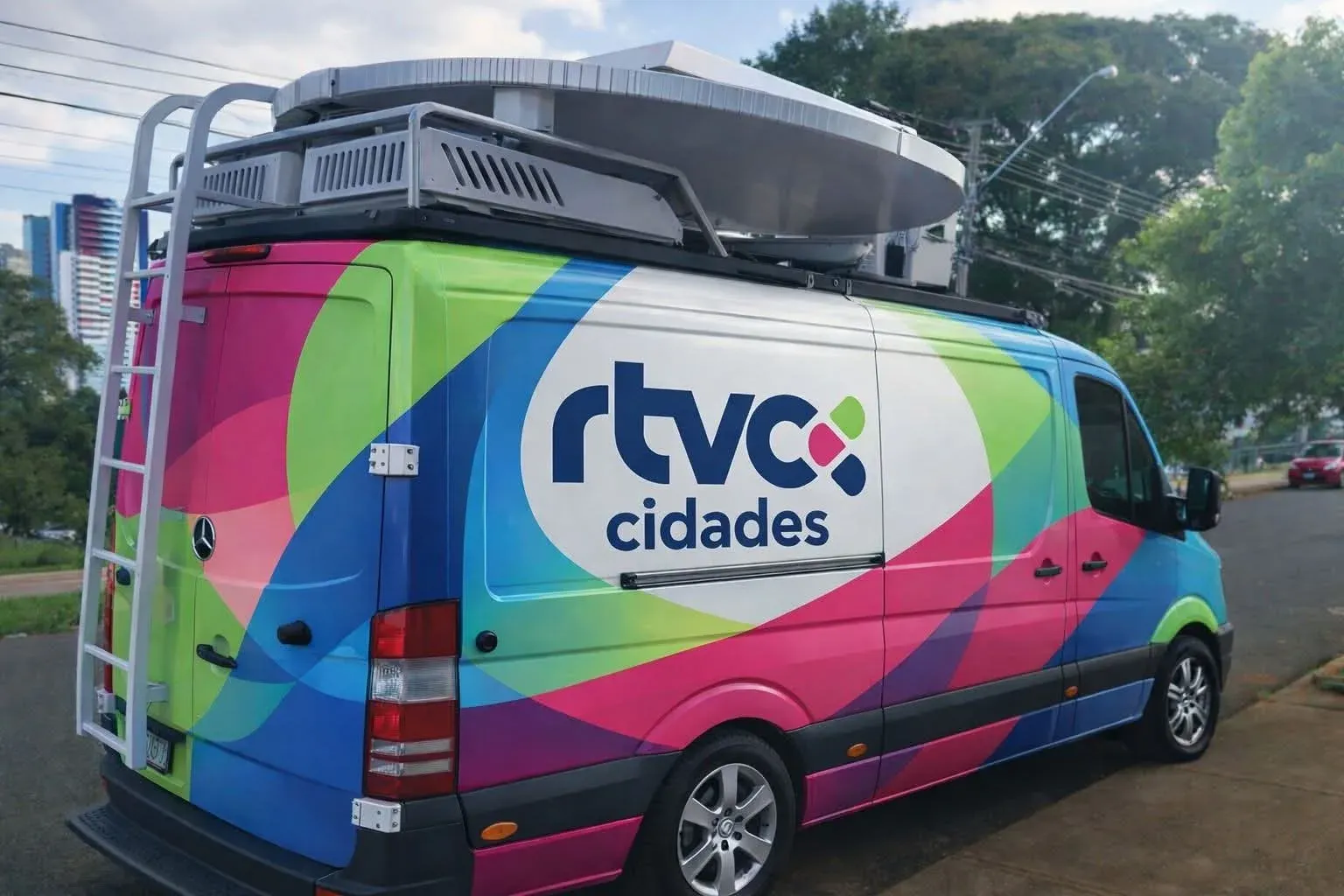 Unidade móvel da RTV Cidades: van com antena de satélite no teto