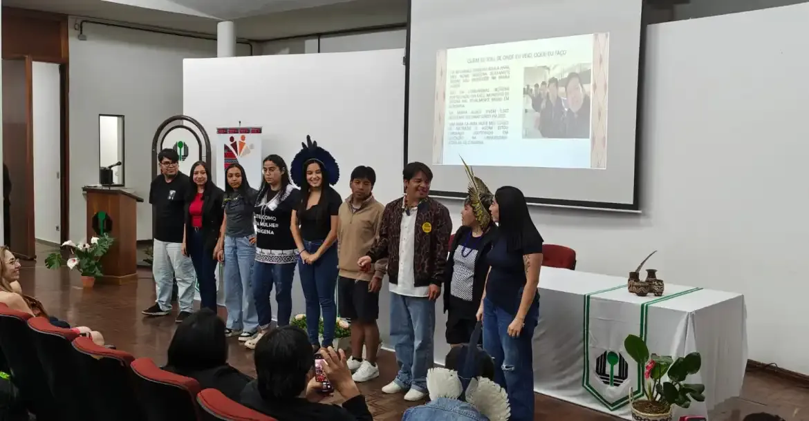 Simpósio em Londrina reúne 185 participantes para discutir a presença negra e indígena na educação básica.